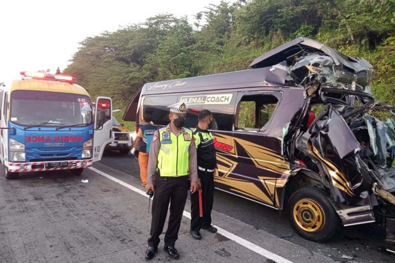 Polisi menangani kecelakaan antara satu minibus dengan truk yang menewaskan lima orang di ruas tol Semarang-Solo di Kabupaten Semarang, Sabtu. ANTARA/HO-Polres Semarang