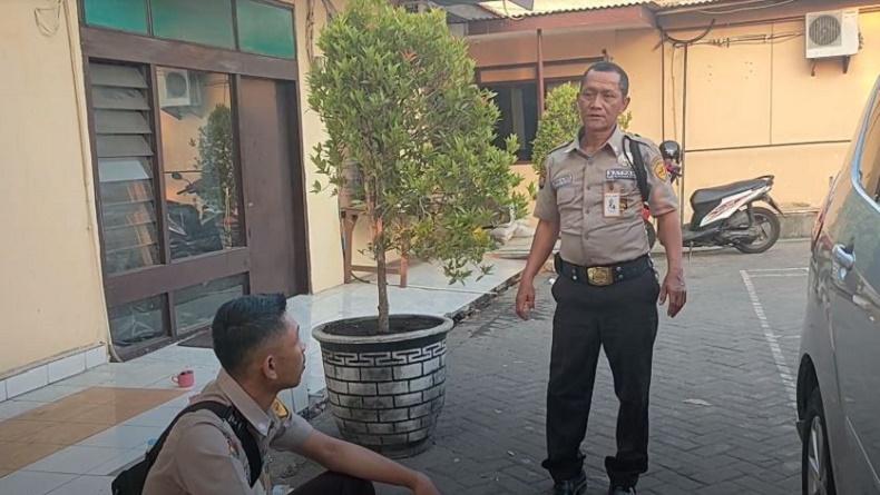 Sekuriti berhasil gagalkan percobaan pembobolan ATM yang dilakukan oknum anggota TNI di Sidoarjo (Foto / Metro TV)