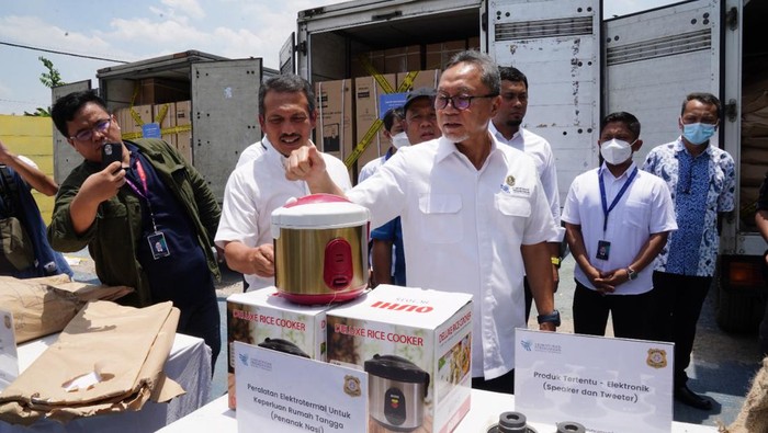 Menteri Perdagangan (Mendag) Zulkifli Hasan memusnahan ratusan produk impor ilegal (Foto/ Metro TV) 