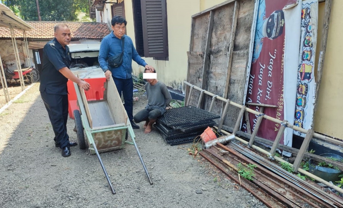 Didit ditangkap usai mencuri pelat besi milik pabrik tebu Mojokerto, sementara temannya AN berhasil kabur (Foto / Metro TV)