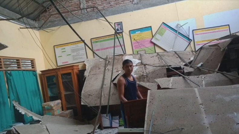 Diterjang Puting Beliung, Atap Sekolah hingga Rumah Warga di Bojonegoro Ambruk