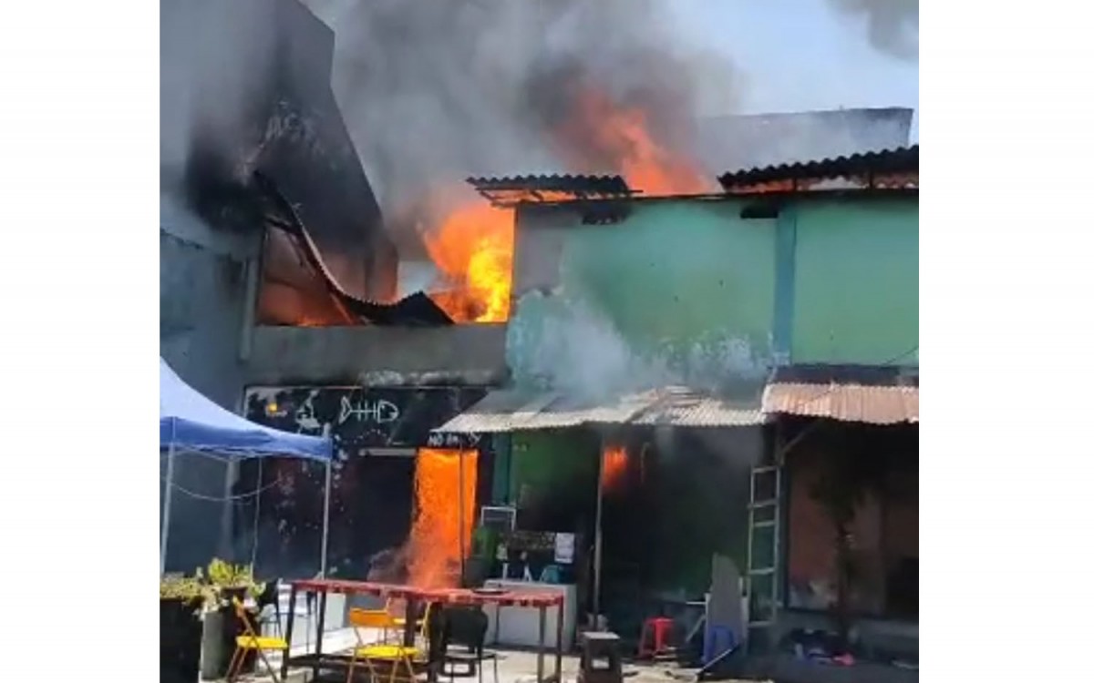 Kebakaran gudang sound system di Surabaya (Foto / Metro TV)
