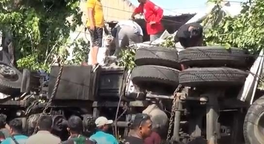 Kondisi truk yang terbalik di Banyuwangi hingga tewaskan 4 orang (Foto / Metro TV)