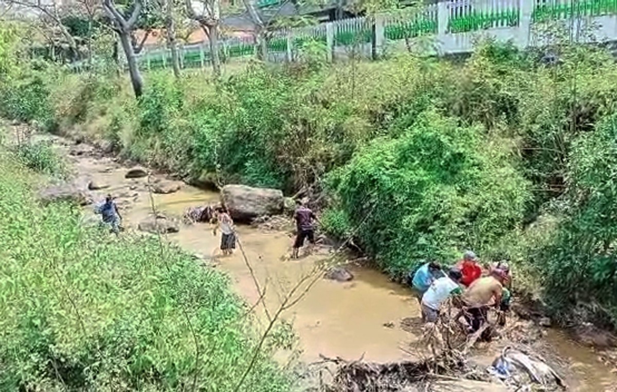 Warga mengevakuasi korban kecelakaan di Sungai Pasuruan (Foto / Metro TV)