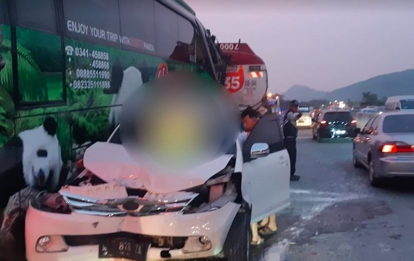 Kecelakaan beruntun di Tol Pandaan-Malang tewaskan sopir bus (Foto/ Istimewa)