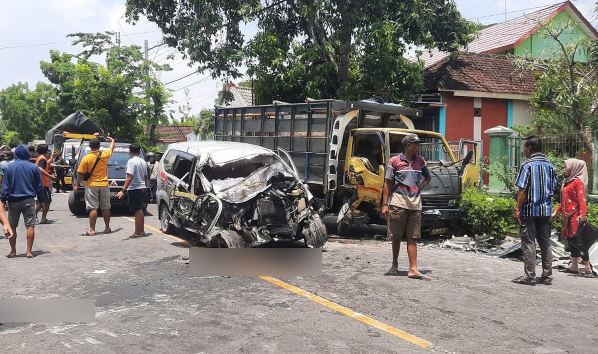 Kondisi Avanza ringsek usai tabrak truk hingga tewaskan 3 orang (Foto / Metro TV)