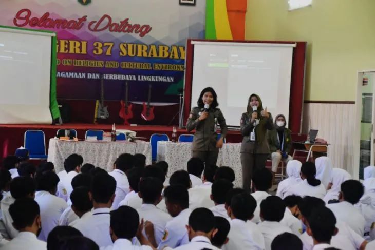 Petugas Satpol PP perempuan melakukan edukasi kepada para pelajar dalam Program Sahabat Satpol PP di salah satu sekolah di Kota Surabaya. ANTARA/HO-Diskominfo Surabaya