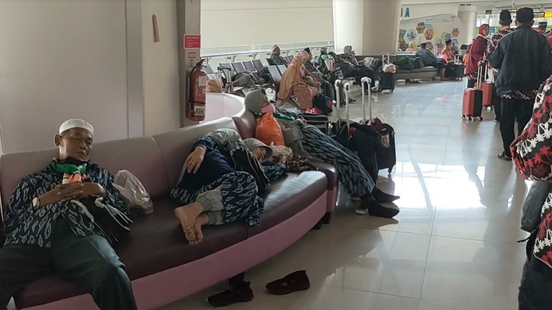 Puluhan jamaah umrah terlantar dan gagal berangkat setelah petugas KKP terlambat (Foto / Metro TV)