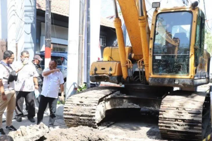 Wakil Wali Kota Surabaya Armuji saat meninjau pengerjaan saluran air di pusat kota Surabaya beberapa waktu lalu. ANTARA/HO-Pemkot Surabaya.