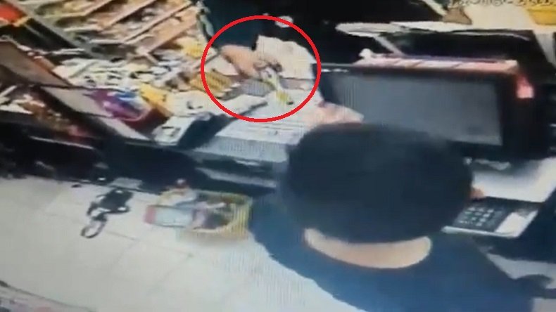 Rekaman CCTV aksi perampokan di salah satu minimaket dengan senjata api mainan (Foto / Metro TV)
