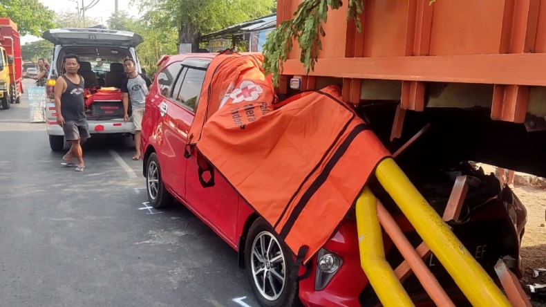 Kondisi minibus yang hantam truk parkir di Mojokerto ini tewaskan pengemudi (Foto / Metro TV)