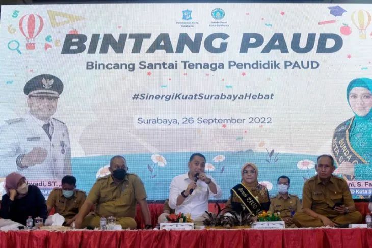 Wali Kota Surabaya Eri Cahyadi saat di acara Bincang Santai Tenaga Pendidik PAUD (Bintang PAUD) yang digelar di Convention Hall Surabaya pada Senin (26/9/2022). ANTARA/HO-Diskominfo Surabaya.