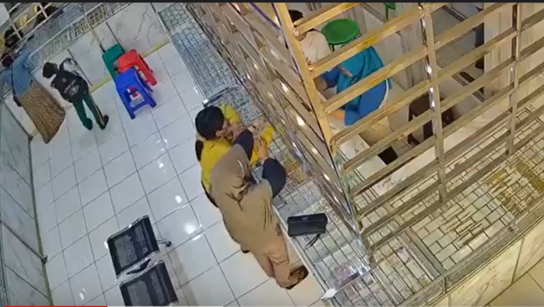 Aksi Duo Emak-emak Curi Kalung di Toko Perhiasan Terekam CCTV