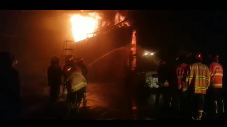 Petugas PMK mencoba memadamkan api yang menghanguskan pabrik kayu di Pasuruan (Foto / Metro TV)