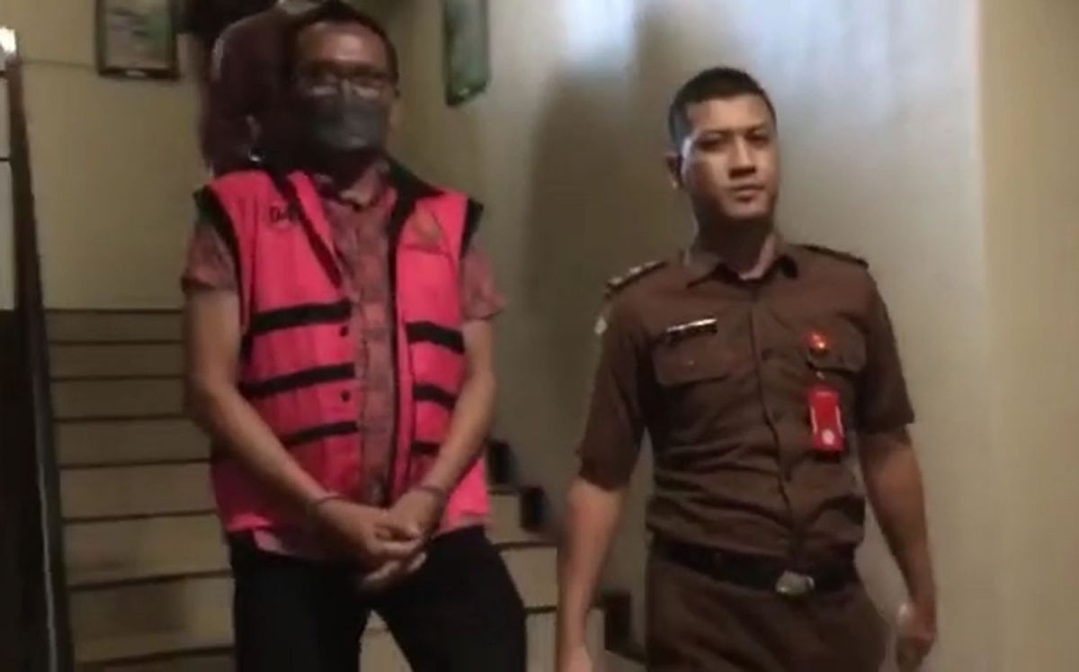 Ferry Jocom saat menjalani pemeriksaan sebagai tersangka kasus penjualan barang sitaan di Kejari Surabaya (Foto / Metro TV)