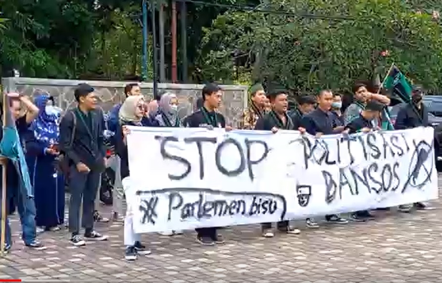 Aksi unjuk rasa mahasiswa di depan Kantor DPRD Tulungagung/metrotv
