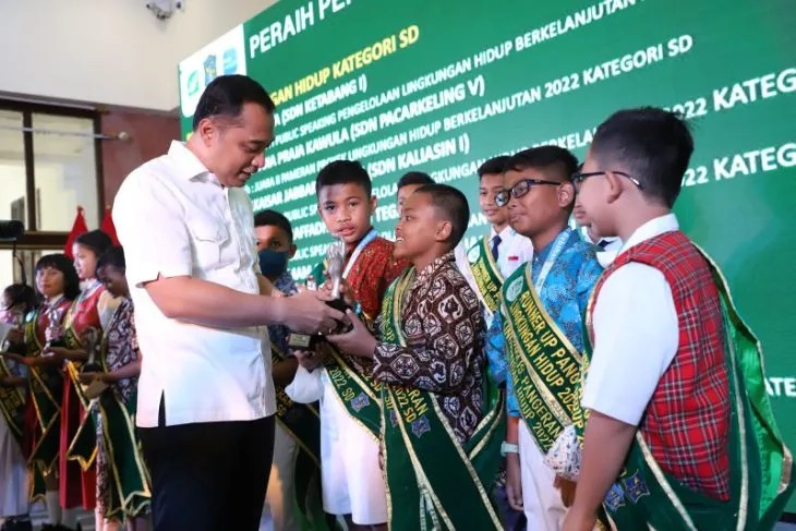 Wali Kota Surabaya Eri Cahyadi menyerahkan penghargaan kepada para pemenang Pangeran dan Puteri Lingkungan Hidup tahun 2022 di Balai Kota Surabaya, Rabu (28/9/2022). (ANTARA/HO-Diskominfo Surabaya)