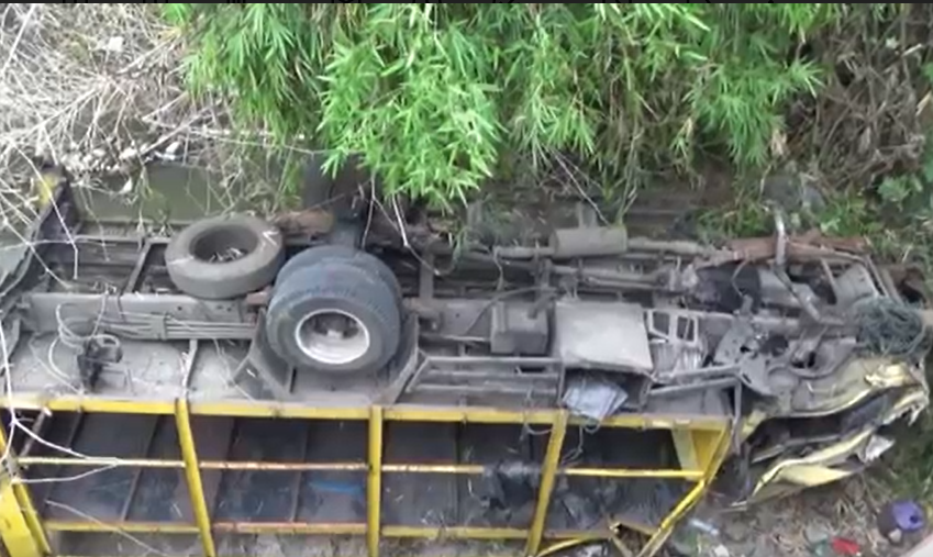 Kondisi truk setelah terjatuh dari jembatan/metrotv