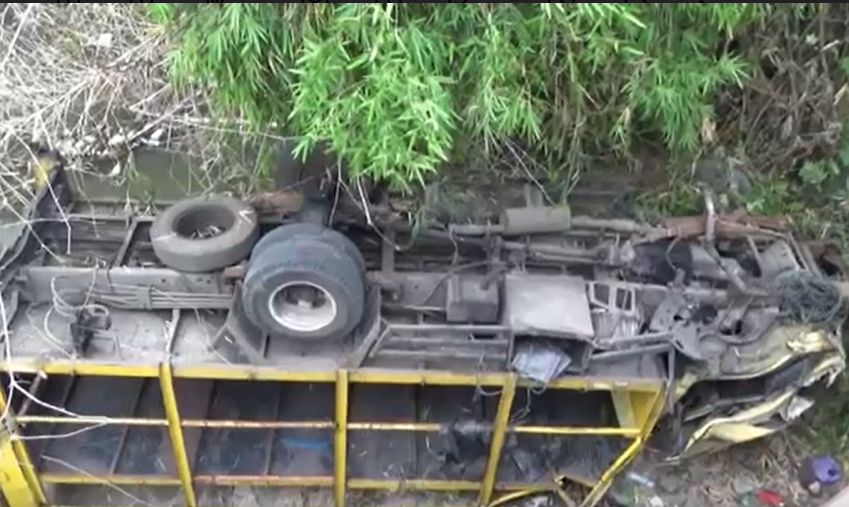 Ngeri! Truk Jatuh dari Jembatan, Sopir dan Kernet Terjepit