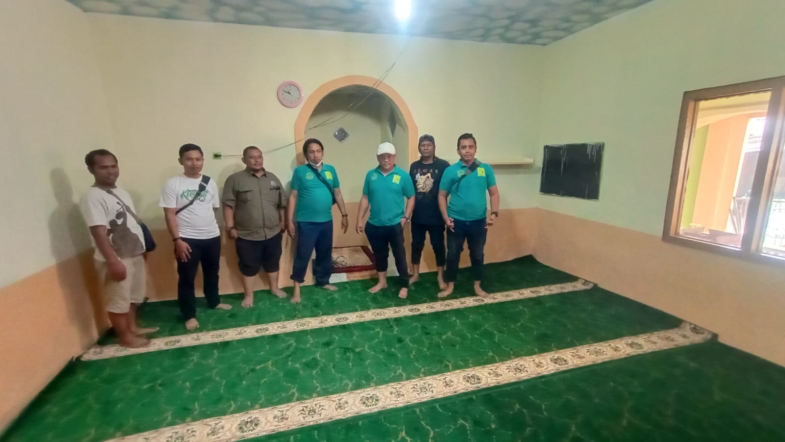 Wartawan Kompak usai memasang karpet baru di Musala Musala Miftahul Huda di Dusun Lemah Putih, Bumi Aji, Kota Batu, Jumat 30 September 2022/ist