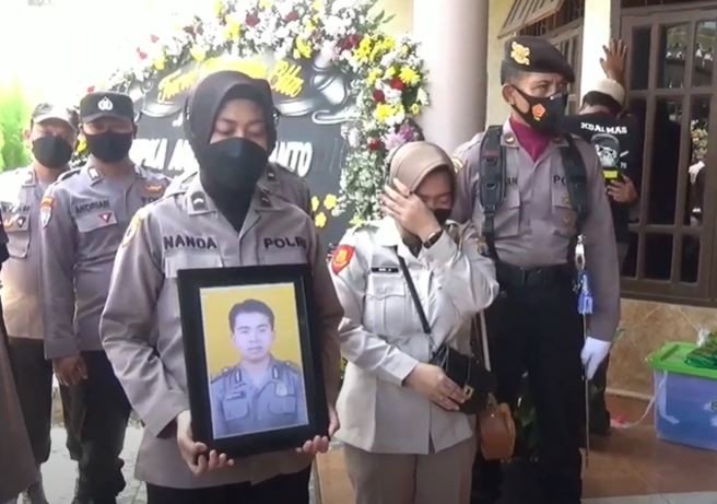 Proses pemakaman anggota polisi di Tulungagung, Bripka Andik Purwanto menjadi korban kerusuhan di Kanjuruhan (Foto / Metro TV)