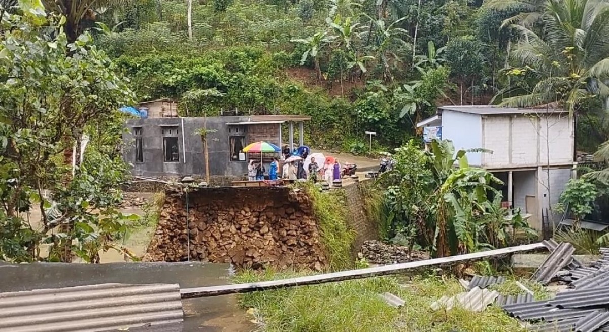 Jembatan penghubung di Pacitan ambrol (Foto / Metro TV)