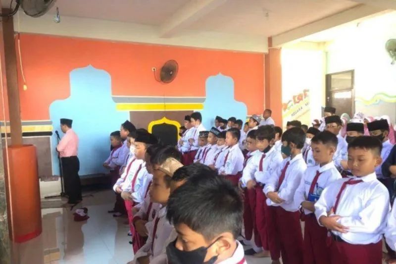 Pelajar Madrasah Ibtidaiyah Muhammadiyah melaksanakan shalat gaib bagi korban tragedi Kanjuruhan di kompleks sekolah di kawasan Bangkingan, Kota Surabaya, Jawa Timur, Senin (3/10/2022). (ANTARA/HO-PDM Surabaya)