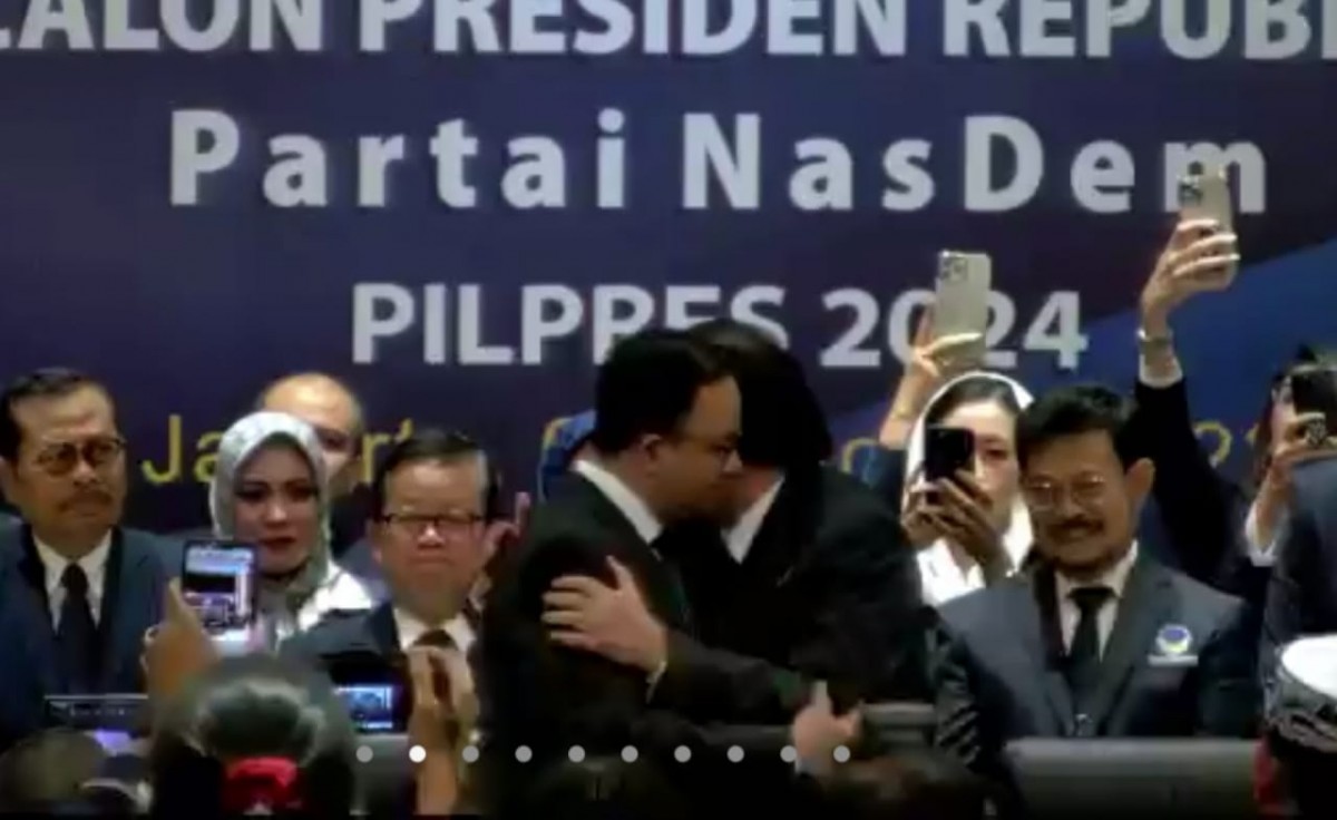 Ketua Umum Partai NasDem Surya Paloh memeluk Anies usai pengumuman calon Presiden 2024 (Foto / Istimewa)   