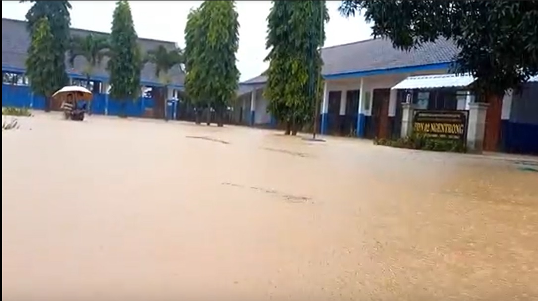 Banjir di SDN 1 Ngentrong, Tulungagung/metrotv