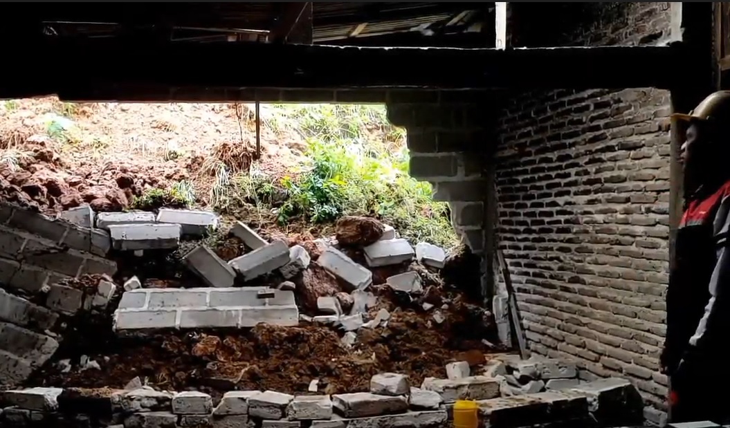 Rumah Warga di Pacitan Jebol Diterjang Longsor