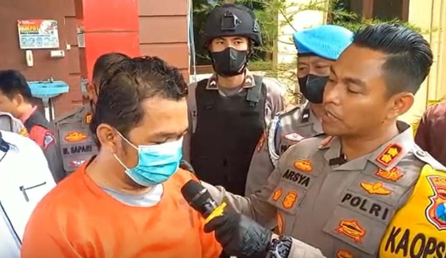 Tersangka Agus Jalaluddin,  warga Kecamatan Nguling,  Kabupaten Pasuruan/metrotv