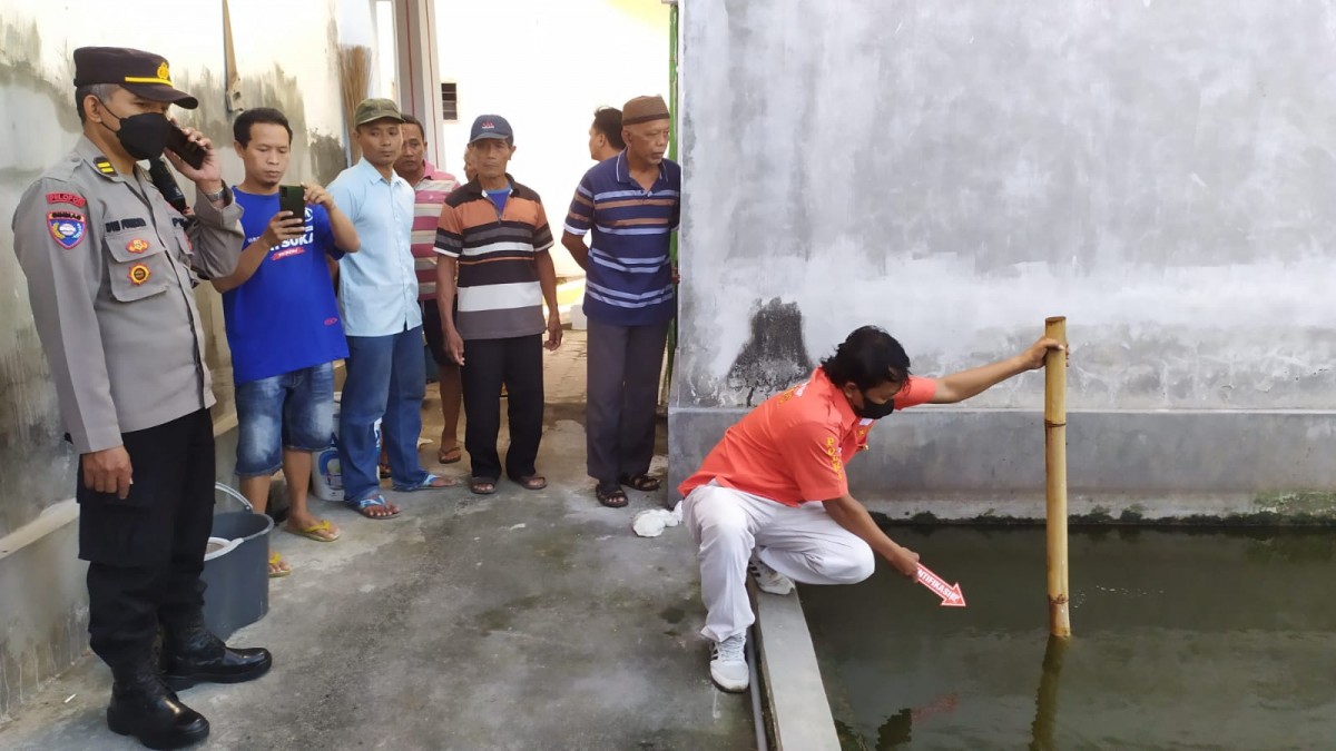 Polisi melakukan olah TKP di kolam tempat korban tenggelam (Foto / Metro TV)