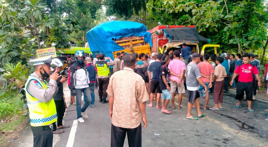 Sejumlah warga mencoba menolong para korban yang tertabrak truk tronton di Lamongan (Foto / Istimewa)