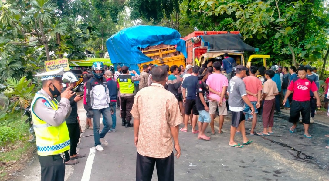Mengerikan, Truk Tronton Rem Blong Seruduk Elf Bermuatan 13 Orang dan Tiga Kendaraan