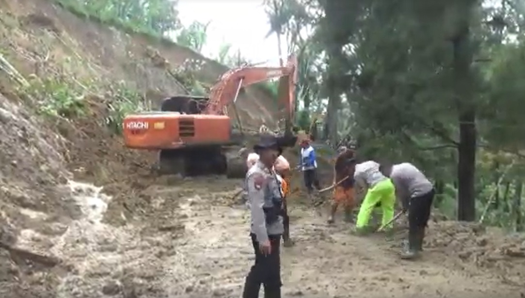 Longsor di Trenggalek Timbun Jalur Penghubung Kecamatan