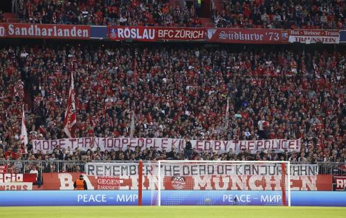 Spanduk tragedi Kanjuruhan terbentang di markas Bayern Munchen saat Liga Champions dini hari tadi/ist
