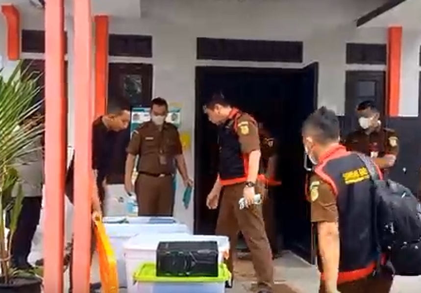 Kejari Tulungagung menyita sejumlah dokumen dari Kantor Kepala Desa Batangsaren/metrotv