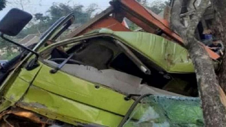 Truk Gandeng Rem Blong di Lumajang, Hantam 3 Kendaraan, 2 Tewas