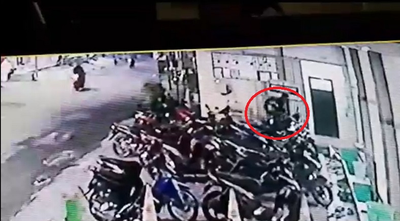 Pelaku pencurian uang maulid terekam CCTV (Foto / Istimewa)