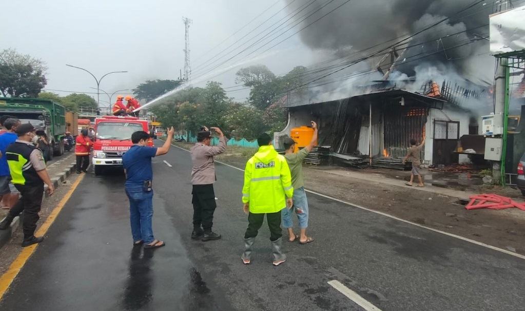 Ruko di Pasuruan terbakar (Foto / Istimewa)