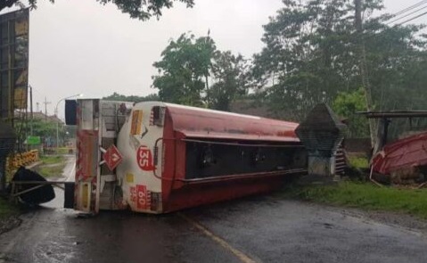 Tergelincir, Truk Tangki BBM Terguling di Blitar