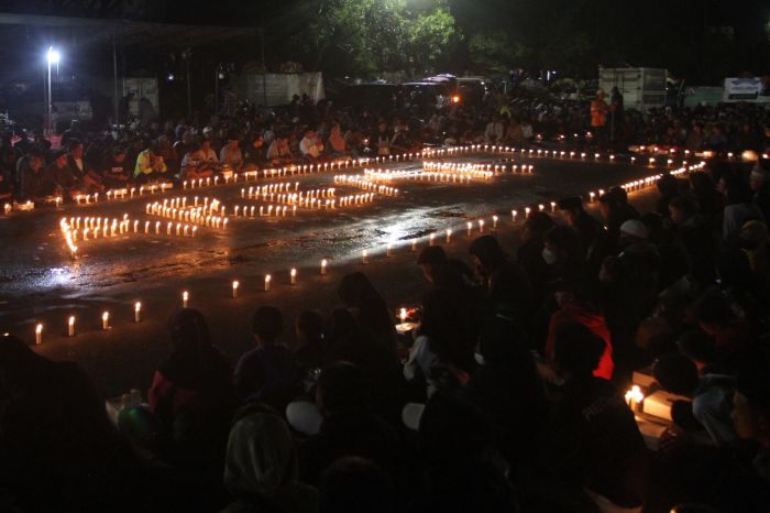 Doa bersama di depan pintu 13 Stadion Kanjuruhan Malang/ist