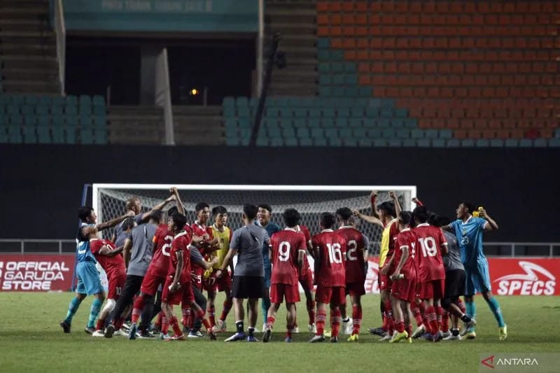 Sejumlah pesepak bola Timnas U-17 Indonesia dan ofisial tim melakukan selebrasi kemenangan setelah mengalahkan Timnas U-17 Uni Emirat Arab dalam laga kualifikasi Grup B Piala Asia U-17 2023 di Stadion Pakansari, Kabupaten Bogor, Jawa Barat, Rabu (5/10/202