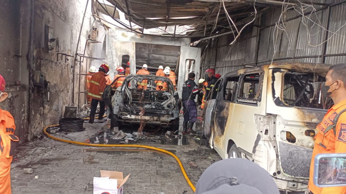 Bengkel di Surabaya Terbakar, 3 Mobil Mewah Ludes