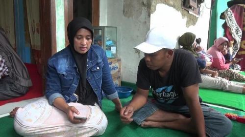 Kakak korban, Nurlaela saat menceritakan pungli amblulans yang menimpa keluarganya (Foto / Istimewa)