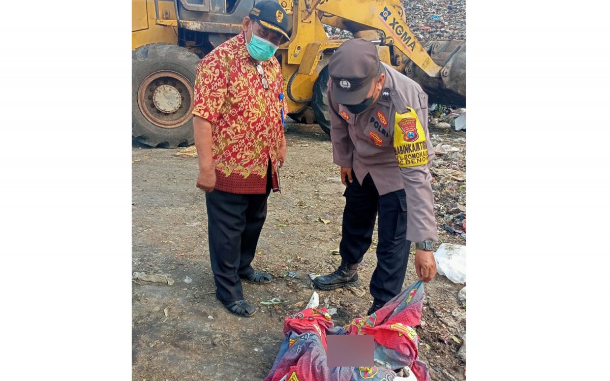 Polisi mengecek mayat bayi yang ditemukan di TPA Benowo, Surabaya (Foto / Command Center)