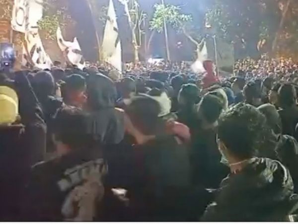 Damai, Ribuan Aremania dan Bonek Lantunkan Doa di Stadion Kanjuruhan