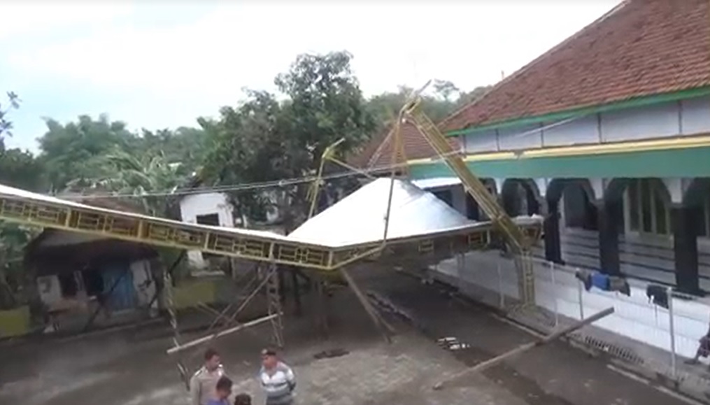 2 Desa di Jombang Diterjang Angin Kencang, Teras Masjid Ambruk!