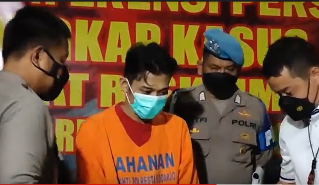 Pelaku pembobolan brankas minimarket digelandang ke Mapolres Sidoarjo/metrotv