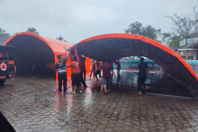 BPBD Jember bersama babinsa, bhabinkamtibmas, relawan, dan warga mendirikan tenda darurat di SDN Gelang 7  Jember. (ANTARA/HO-BPBD Jember)